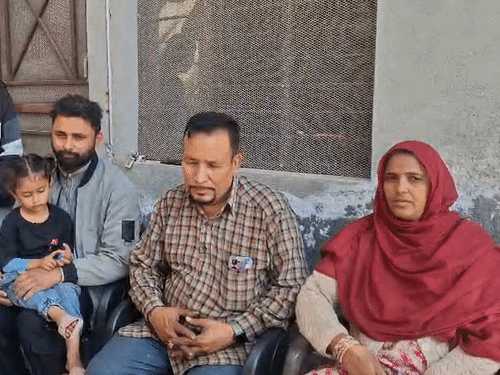 जंग के बीच ईरान में फंसा उत्तराखंड का परिवार:पिता बोले- 2 दिन से बेटे का फोन बंद, सरकार कैसे भी हमारे बच्चों को वापस लाए