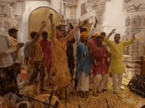 अयोध्या में संतों ने होली खेली-एक-दूसरे के गले मिले:जमकर उड़े गुलाल,हुई पुष्पवर्षा और गूंजते रहे होली के पद