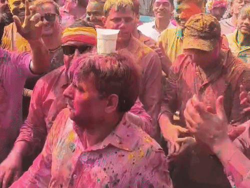 बरेली पुलिस लाइन में अधिकारियों ने खेली होली:पुलिस कर्मियों के साथ गाने पर एसएसपी ने किया डांस, जमकर उड़े रंग और गुलाल