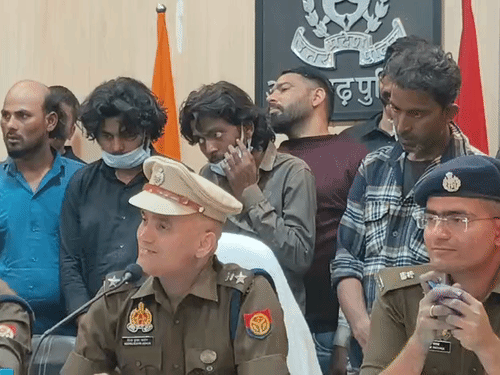 सामान लोड करने गए मजदूर ने रची लूट की साजिश:अलीगढ़ पुलिस ने 24 घंटे के भीतर किया खुलासा, बुजुर्ग महिला का सम्मान करेंगे एसएसपी