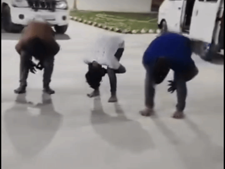 फिरोजाबाद में चार युवकों को थाने में बनाया मुर्गा:होली पर हुड़दंग करने पर पुलिस ने की कार्रवाई, वीडियो आया सामने