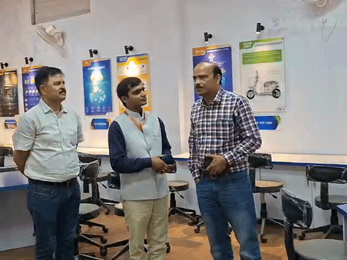 लंदन से 35 बरस बाद अपने स्कूल पहुंचे डॉ. आनंद:वाराणसी के क्वींस कॉलेज से पढ़ लंदन में बाल रोग विशेषज्ञ बने, छात्रों की पढ़ाई में करेंगे आर्थिक सहयोग