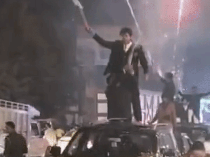 देवरिया में बारातियों ने गाड़ियों पर किया स्टंट, VIDEO:बोनट और छत पर चढ़कर उड़ाए नोट, आतिशबाजी की, दो घंटे लगा रहा जाम