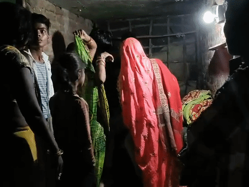 लखनऊ में कुल्हाड़ी से पत्नी की हत्या:किसी बात पर विवाद हुआ तो गर्दन और हाथ पर वार किया, घर छोड़कर भागा