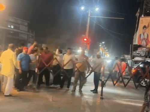 भारत ने टी-20 विश्व कप जीता पर जालौन में जश्न:क्रिकेट प्रेमियों ने की आतिशबाजी, मिठाई खिलाकर बधाई दी