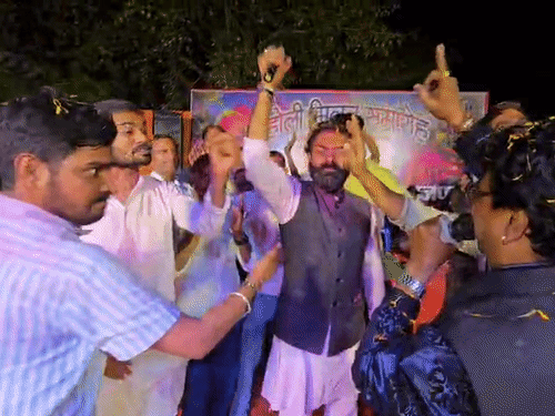 टी20 वर्ल्ड कप जीत पर महोबा में जश्न:विधायक ब्रजभूषण राजपूत ने मनाई ‘विजय होली’, देशभक्ति गाने पर किया डांस