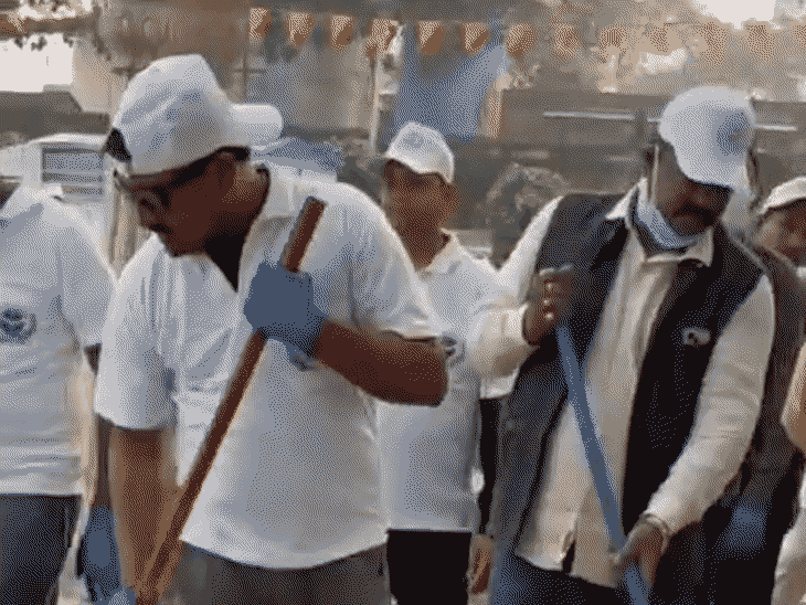 नगर निगम ने सूरजकुंड पोखरे में चलाया सफाई अभियान:नुक्कड़ नाटक से लोगों में भरी जागरूकता, 200 से अधिक ने लिया हिस्सा