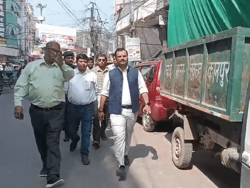 नगर आयुक्त पहुंचे गंगा मेला मार्ग, भरी मिली नालियां:ब्रह्मनगर में धंसा डॉट नाला देखने पहुंचे, खुले नालों में बैरियर लगाने के निर्देश