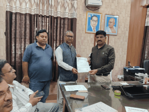 दिव्यांगों ने सीएमओ को ज्ञापन दिया:कानपुर में बेरा जांच मशीन न होने से बधिर दिव्यांग परेशान, बोले- प्रमाण पत्र बनवाने लखनऊ जाना पड़ता है