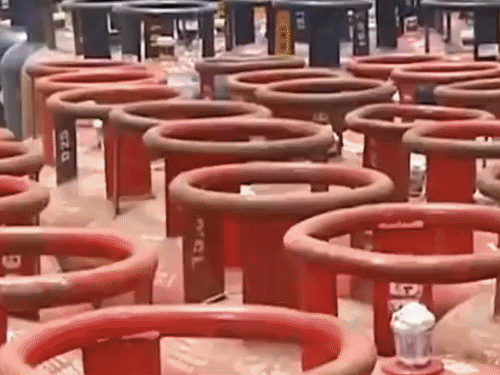 सिलेंडर न मिलने से परेशान रेस्टोरेंट, कैफे संचालक:गोरखपुर में बोलें- दुकान बंद करने की नौबत आई, घर कैसे चलेगा, कुछ करें सरकार