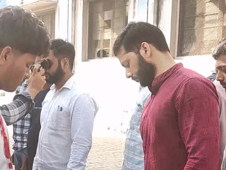 कानपुर में UP पुलिस दरोगा भर्ती परीक्षा में वाली उतरवाई:रेटिना चेक करके मिल रही एंट्री, जूते-मोजे उतरवा कर थ्री लेयर चेकिंग