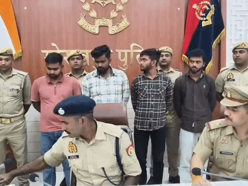 गोरखपुर में पकडे गए 4 जालसाज:सरकारी योजना का लाभ दिलाने के लिए खाता खुलवाते, मंगाते ठगी की रकम