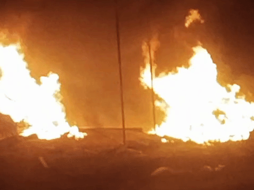 ललितपुर में टेंट के गोदाम में लगी आग:टेंट-टेबल समेत सारा सामान जलकर राख, फायर ब्रिगेड ने पाया काबू