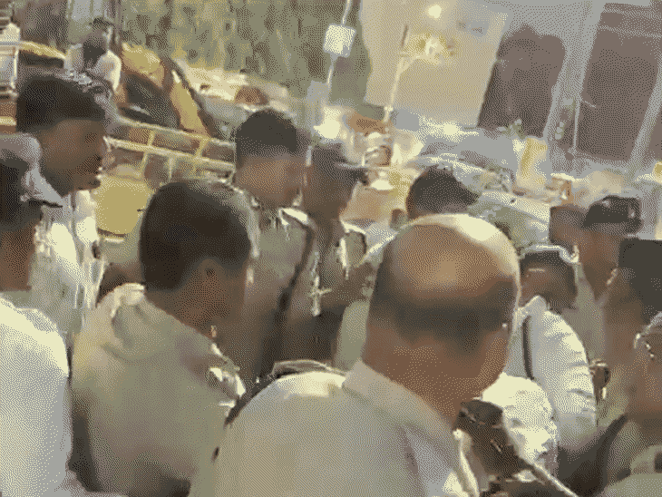 भोपाल पुलिस ने 2 रेलकर्मियों को पीटा…VIDEO:सड़क पर घूंसे-थप्पड़ मारे, कॉलर पकड़कर खींचते ले गए; बस रोकने पर झूमाझटकी; 30-35 मिनट ट्रैफिक जाम