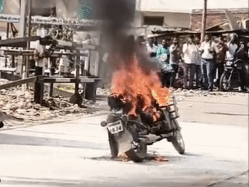 बलिया में रेलवे क्रॉसिंग पर बुलेट में लगी आग:युवक और किशोर ने कूदकर बचाई जान, गाड़ी जली