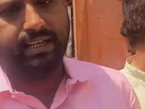 मिर्जापुर में सभासदों ने नगर पालिका कार्यालय में तालाबंदी की:प्रदर्शन कर ईओ पर लगाए विकास काम कराने में लापरवाही का आरोप