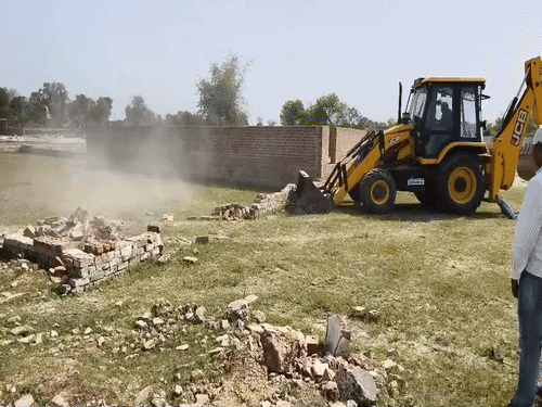 अयोध्या ADA ने अवैध प्लाटिंग पर चलाया बुलडोजर:125 बीघा जमीन पर बड़ी कार्रवाई, बिना स्वीकृति चल रही थी प्लॉटिंग