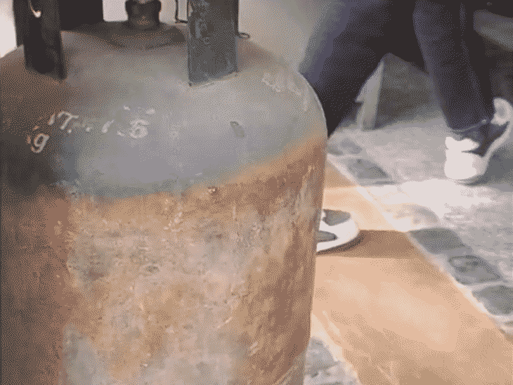 LPG गैस संकट गोरखपुर रेलवे स्टेशन पर भी दिखा:बंद हुआ प्लेटफॉर्म का कैन्टीन, जैसे तैसे वंदे भारत में हो रही खाने की सप्लाई