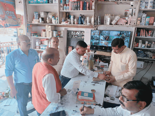 खोया बर्फी, फाफड़ आटा के 5 नमूने लिए:नवरात्र के दृष्टिगत खाद्य सुरक्षा विभाग की टीम ने की जांच