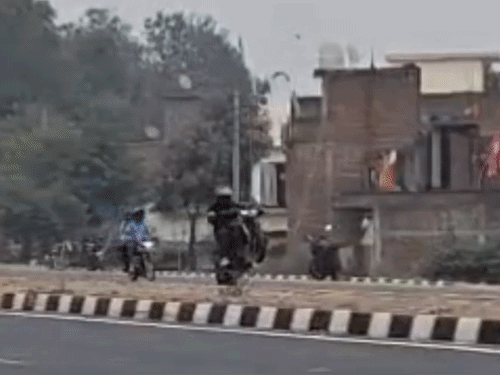 यूपी की बड़ी खबरें:गोरखपुर में अगला पहिया उठाकर हवा में उड़ाई बाइक, एक युवक अरेस्ट: बाइक सीज