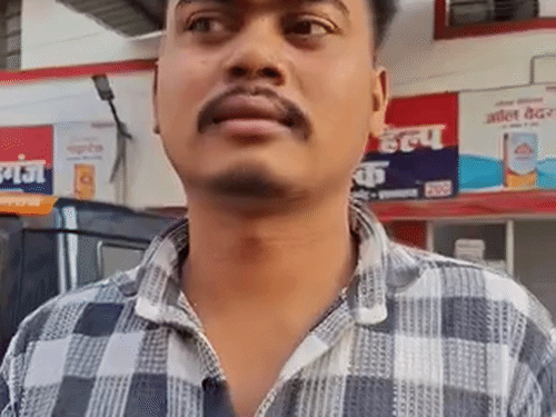 प्रयागराज में फिर चाइनीज मांझे का कहर:पुराने यमुना पुल पर बाइक से शहर आ रहे युवक के गले को रेता, बाल-बाल बचा