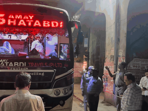 कानपुर में प्राईवेट बसों की हाईवे पर चेकिंग:ट्रैफिक विभाग और आरटीओ ने “हाईवे हिप्रोसिस” की चालकों को दी जानकारी, अनियमियतता करने वालों के कटे चालान