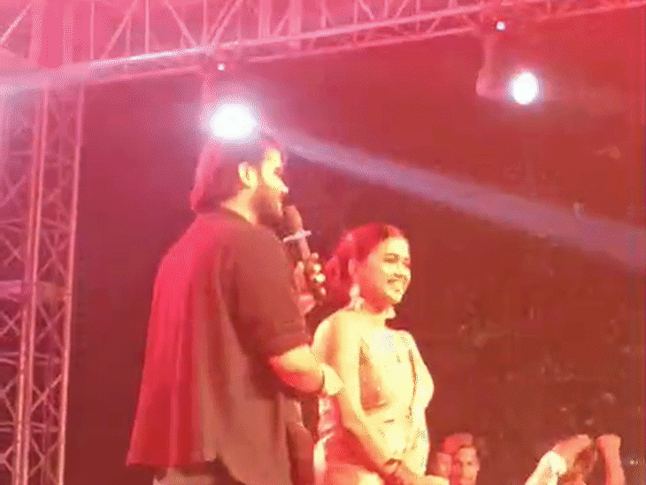 जौनपुर महोत्सव में भोजपुरी कलाकारों की परफॉर्मेंस:अरविंद कल्लू के ललकि टिकुलिया चांद भईल बा…गाने पर झूमे दर्शक, डिंपल सिंह भी आईं