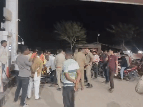 कौशांबी में पेट्रोल पंप पर भीड़, अफवाह के बाद हंगामा:5 पंपों पर पेट्रोल खत्म, पुलिसकर्मियों ने लगवाई लाइन