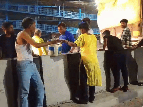 गुजैनी हाईवे पर ड्रम-बाल्टी में पेट्रोल भरकर भागे लोग:टैंकर में भिड़ंत के बाद ड्राइवर ने मांगी थी मदद, लोगों ने लूटा, पुलिस ने खदेड़ा