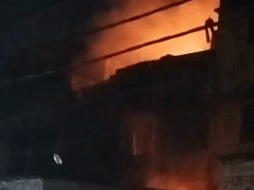 देवरिया में स्टेशन रोड पर दो दुकानों में आग लगी:1 घंटे की मशक्कत के बाद फायर ब्रिगेड ने पाया काबू