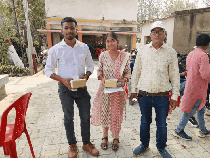 गुंजा श्रीवास्तव बनीं सोनपुर अनुमंडल टॉपर:शिक्षकों और स्थानीय लोगों की सराहना