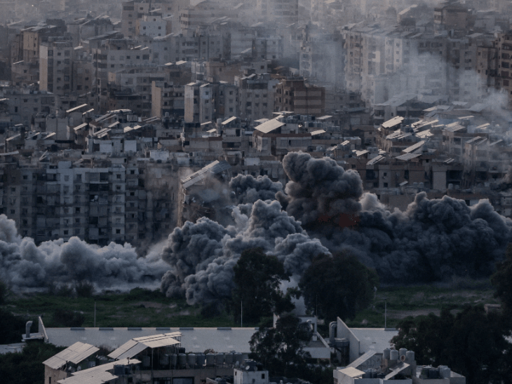 अमेरिका-इजराइल और ईरान की जंग 8वें दिन भी जारी:5000 से ज्यादा बम गिरे, 1200 से अधिक मौतें; 15 तस्वीरों में युद्ध के हालात