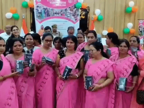 योगी सरकार का आंगनबाड़ी कार्यकत्रियों को बड़ा तोहफा:अब आंगनबाड़ी कार्यकत्रियों के पास होंगे स्मार्टफोन, 207 स्मार्ट फोन, 780 ग्रोथ मॉनिटरिंग डिवाइस के साथ नियुक्ति पत्र बांटे
