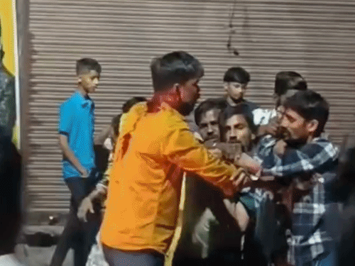 मामूली स्कूटी की टक्कर के बाद दो समुदाय आमने-सामने:जमकर चले लाठी-डंडे, झड़प में 4 लोग घायल, भारी पुलिस फोर्स ने संभाला मोर्चा