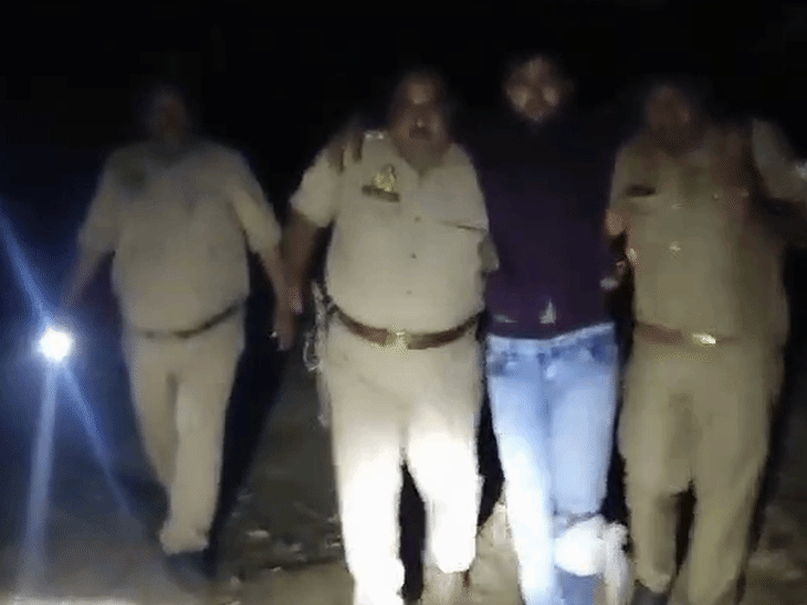 मुठभेड़ में 50 हजार का इनामी ‘मच्छर’ गिरफ्तार:अमेठी में व्यापारी के अपहरण मामले में वांछित के पैर में लगी गोली, ऑपरेशन चक्रव्यूह के तहत कार्रवाई