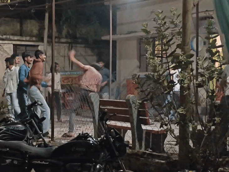 नर्मदापुरम में होली पर 2 युवा गुटों का उत्पात:तेज गाना बजाने को लेकर विवाद, दोनों पक्षों ने एक दूसरे पर लात-घूसे बरसाए, बोतलें फेंकी