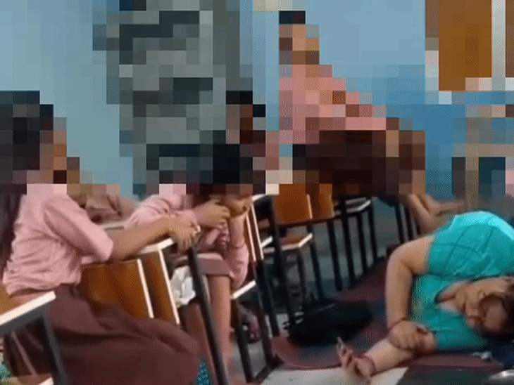महिला प्राध्यपक ने छात्राओं से कराई मालिश, वीडियो:चित्रकूट के सरकारी स्कूल में बच्चों से कराई पैरों की मसाज, विभाग बोला- जांच कर रहे