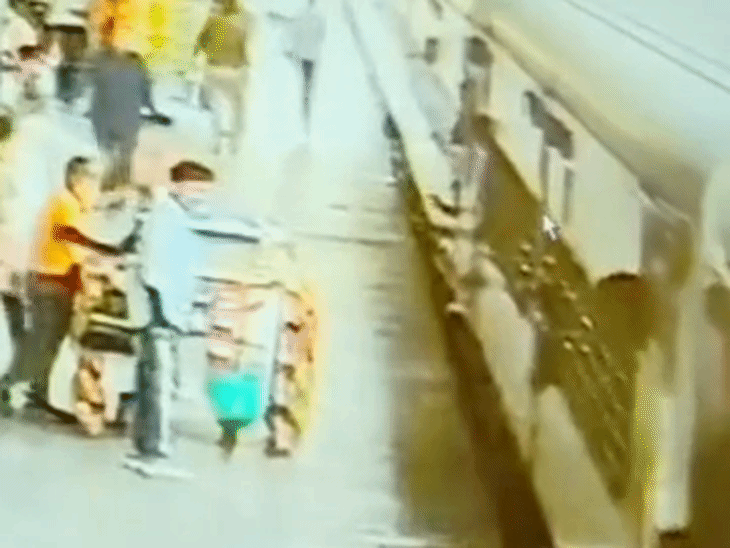 उज्जैन में ट्रेन पर चढ़ते समय फिसले यात्री का VIDEO:खाने-पीने का सामान लेने उतरे थे, चलने लगी ट्रेन; RPF जवान ने खींचकर बचाई जान