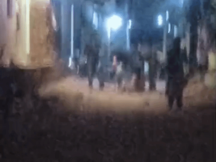 दतिया में पुरानी रंजिश में युवक पर फायरिंग:मां-बहन से मारपीट, पिस्टल लहराते दबंग फरार; तीन घायल