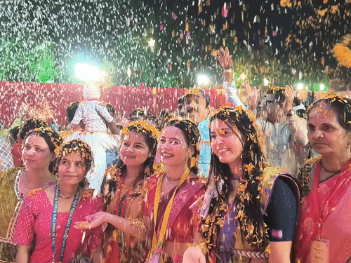 कानपुर में 10 हजार किलो फूलों से खेली गई होली:इस्कॉन मंदिर में हजारों लोग शामिल हुए, विदेशी फूलों से महका परिसर; रसिकों के भजनों पर झूमे