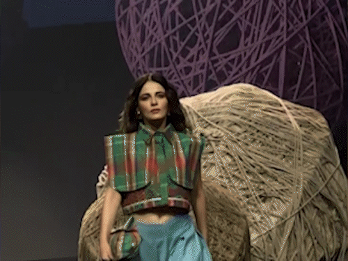 लैक्मे फैशन वीक 2026 की शुरुआत:अनन्या पांडे-राधिका मदन ने रैंप वॉक किया; गौरी खान भी शामिल हुईं, देखें इवेंट की तस्वीरें