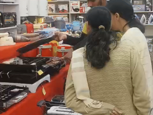 हिमाचल में इंडक्शन हीटर की डिमांड कई गुणा बढ़ी:कमर्शियल LPG की भारी किल्लत, सप्ताह में 2 हीटर बेचने वालों के रोजाना 10 बिक रहे