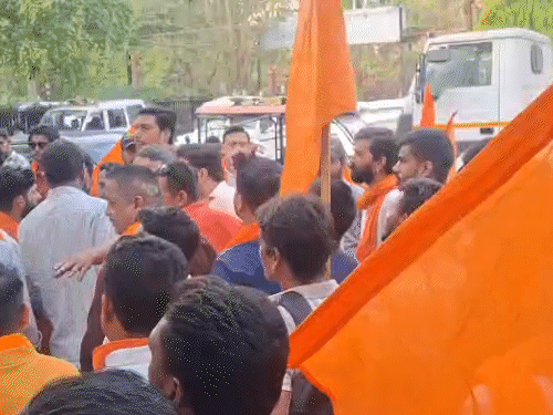 मुस्लिम वकील ने लिखा-हिंदू इबादत क्या जानें, ये लोग काफिर:रमजान की बधाई देकर देवी-देवताओं पर की अभद्र टिप्पणी, हिंदू-संगठनों ने घेरा थाना, FIR दर्ज