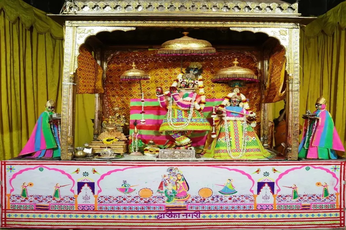 HOLI 2026: भक्तगण ध्यान दें! होली पर चंद्रग्रहण का साया, जानें मंदिरों में कब खेली जाएगी होली