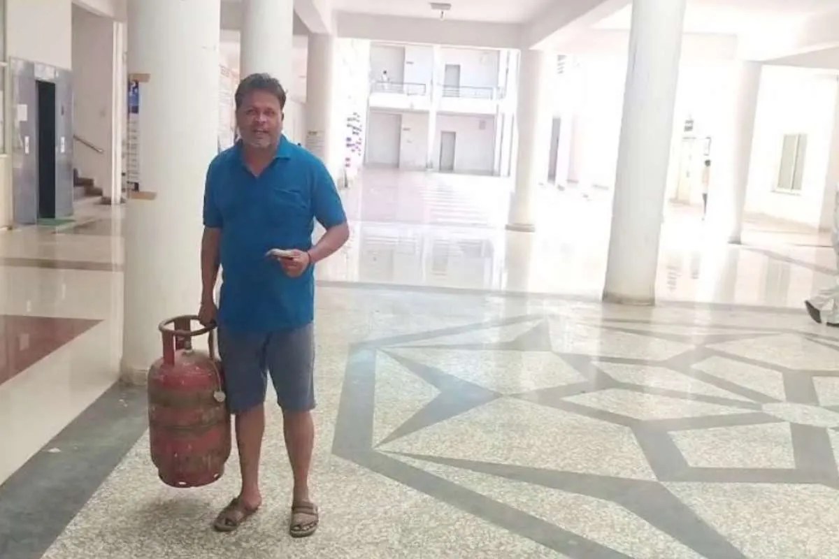 खाली सिलेंडर लेकर कलेक्ट्रेट पहुंचा युवक, अधिकारियों ने दिलवाया भरा सिलेंडर