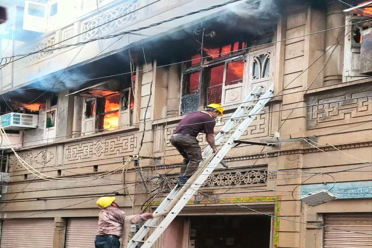 बिजनेसमैन के घर में आग, बहू की मौत, परिवार के 5 सदस्यों को बचाया