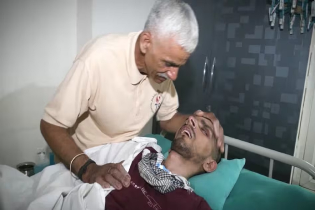 हरीश राणा की खामोश होती सांसें, बेटे को जाते देख टूट रहा पिता का दिल, थम नहीं रहे आंसू