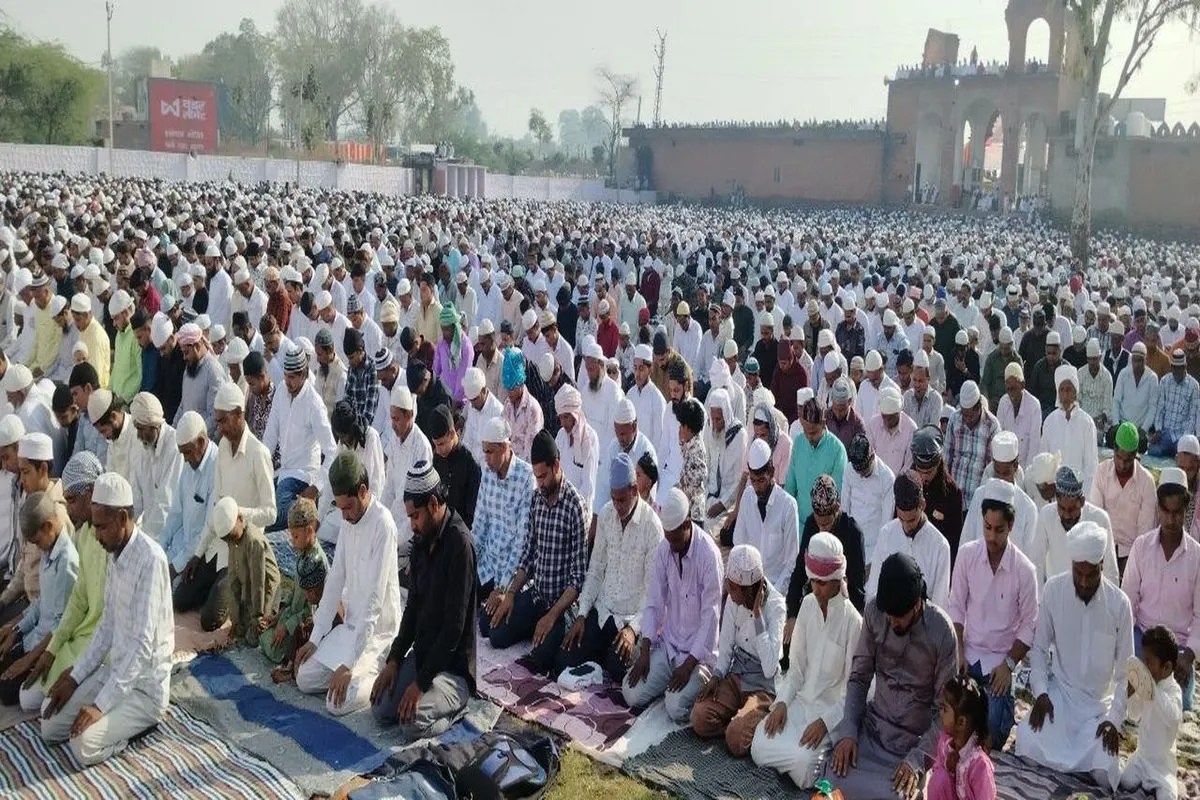 ईद उल फितर: सजदे में झुके शीश…छाई खुशियां,खाई सेव​इयां