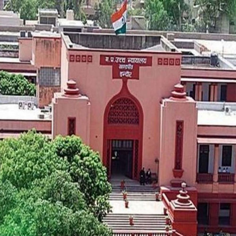 अवैध होर्डिंग्स पर हाईकोर्ट का एक्शन:डिवाइडर-फुटपाथ पर लगे होर्डिंग्स हटाने के इंदौर नगर निगम को निर्देश