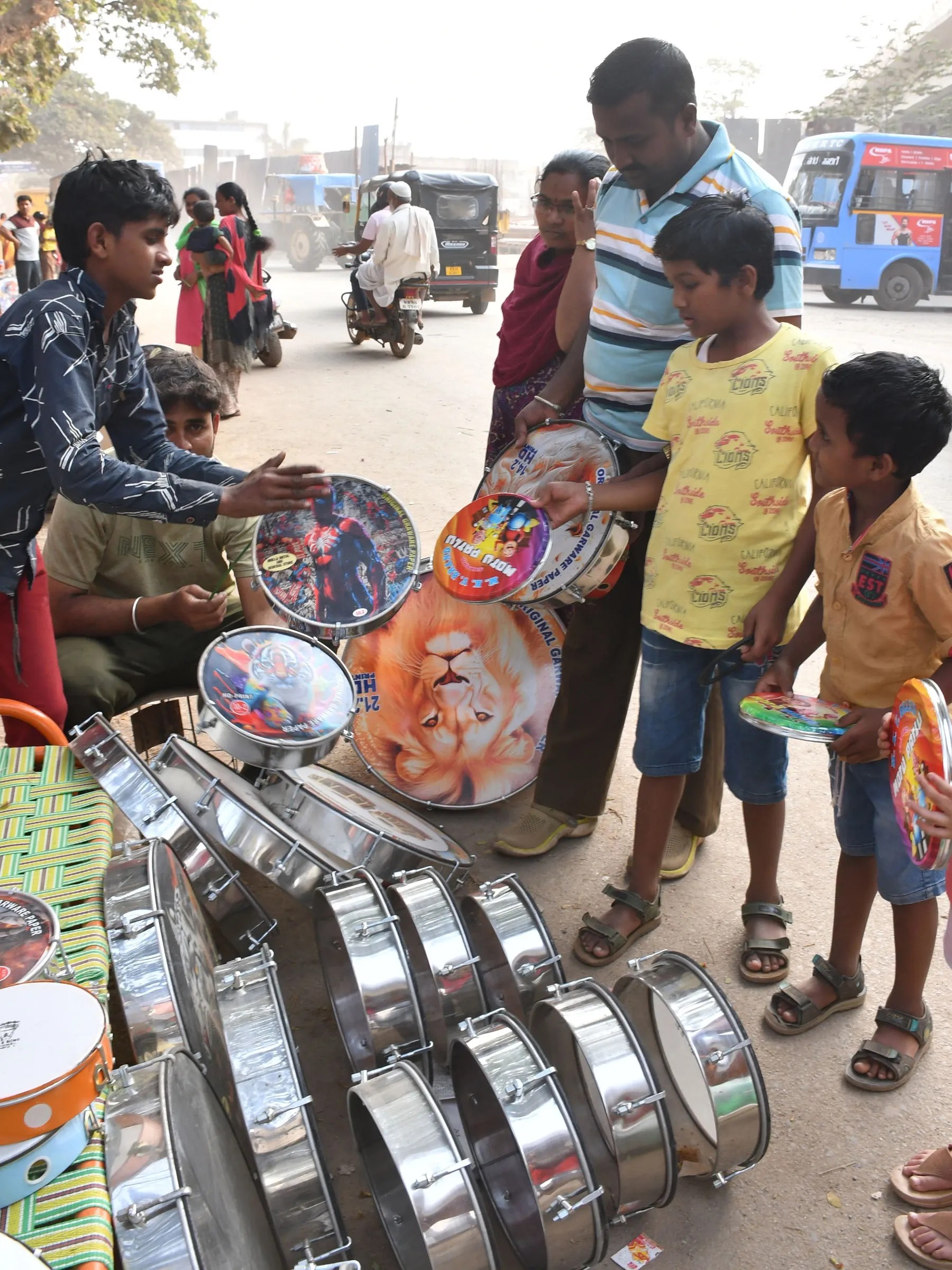 रंगों के उत्सव में डूबा धारवाड़, रेन डांस और मटकी फोड़ रहा होली उत्सव का मुख्य आकर्षण